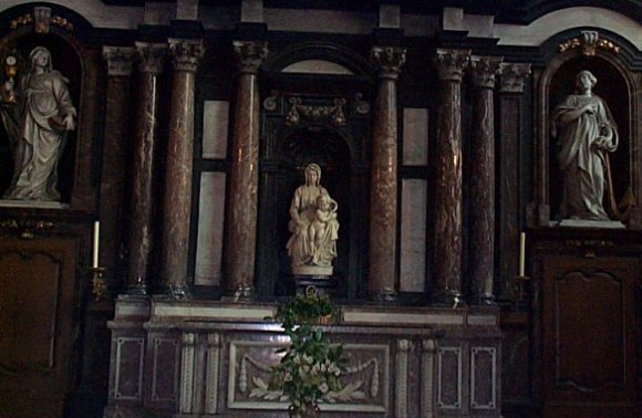 Oeuvre de Michel-Ange "La Vierge et l'enfant" dans l'Église Notre-Dame