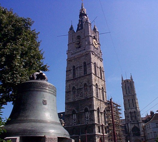 La cloche Klokke Roeland, le Beffroi et la Cathédrale St-Bavon