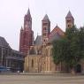 Eglise St.Jan (tour rouge) et Basilique de Saint Servais