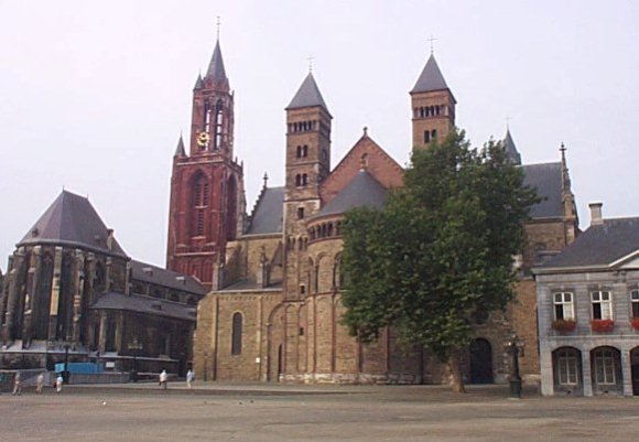 Eglise St.Jan (tour rouge) et Basilique de Saint Servais