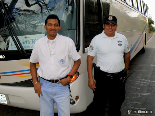 Nahuizalco. Notre chauffeur, Luis et le policier du tourisme, Daniel