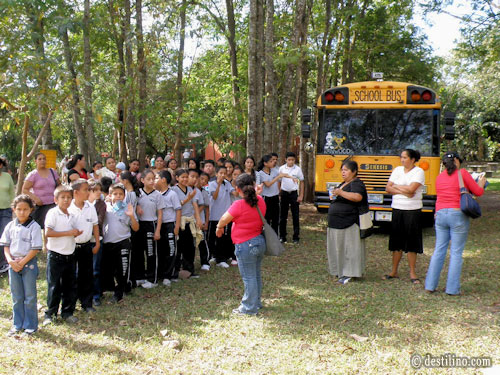 Parque Joya de Ceren Écoliers en visite du site 