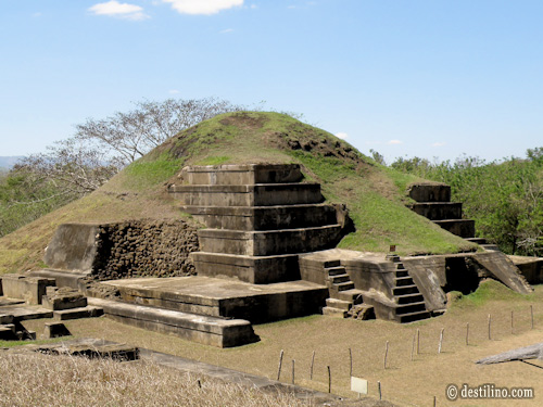 Parque San Andres Pyramide Pipilles, à demi restaurée  