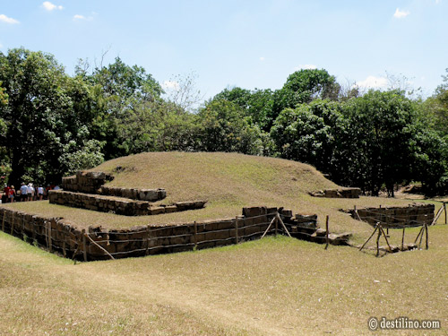 Parque San Andres Vestige d'une pyramide de la civilisation de Teotihuacan  