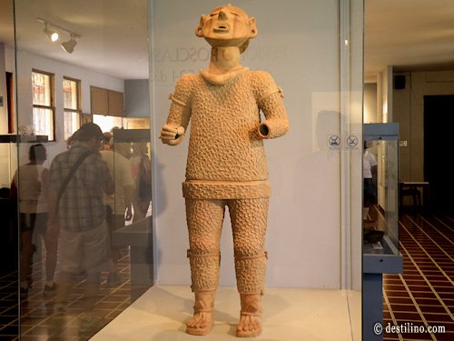 Site archéologique de Tazumal Statut d'un guerrier portant la peau du vaincu!  