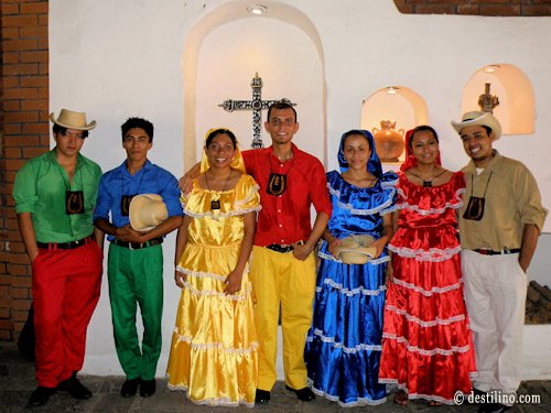 Diner au resto « El Patio » Ceux qui nous ont fait découvrir les danses traditionnelles  