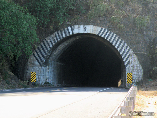 Cima de la Perla. Plusieurs tunnels longent la côte vers Libertad 