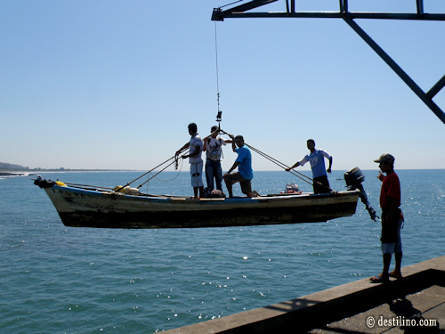 Port de Libertad. Système de poulies pour les bateaux de pêche 
