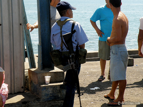 Port de Libertad. Gardien armé qui surveille le port 