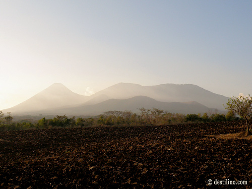Paysage en route, volcans Izalco, Santa Ana et Salvador 