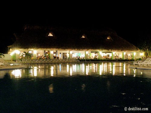 Restaurant buffet « Bambu », vue de la piscine 