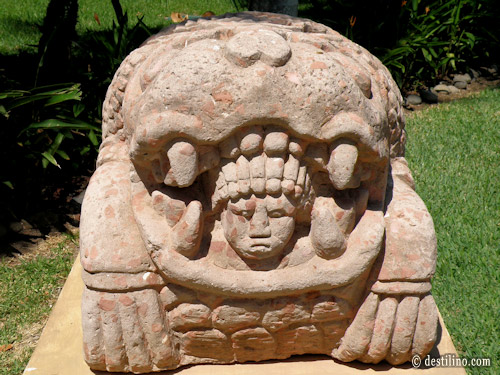 Les nombreuses décorations de style Maya sur le site 