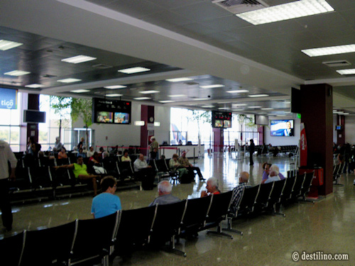 Étrange! à l'aéroport les passagers se croisent (départ et arrivée) 