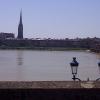 Bordeaux et la flèche St-Michel vue de la rive doite de la Garonne 