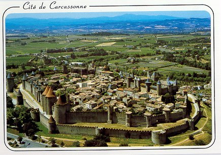 Vue aérienne de la cité médiévale de Carcassonne (carte postale) 