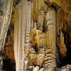 Formation de stalactites et stalagmites appelée le buffet d'orgue 