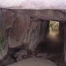 À l'intérieur du dolmen de Mané Lud 