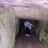 À l'intérieur du dolmen des pierres plates 