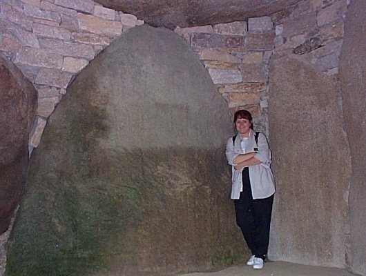 Grande pierre gravée à l'intérieur du dolmen de la Table des Marchands 