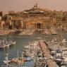 Le vieux port de Marseille et la Basilique Notre-Dame-de-la-Garde surplombant la ville 