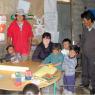 Dans une petite maternelle du village de Maca où nous distribuons articles scolaires et jouets. 