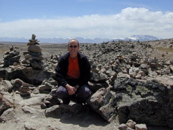 Halte à 4800 mètres d'altitude où l'on trouve des centaines d'apachetas (petits monticules de pierre érigés pour demander aux dieux de faire un bon voyage). 