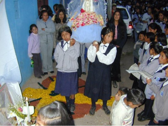 Procession religieuses organisée par les élèves d'une école de Yukay 
