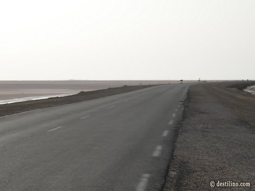 En route vers Tozeur. Chott el Jerid, le grand lac salé. presque sec à cette période de l'année