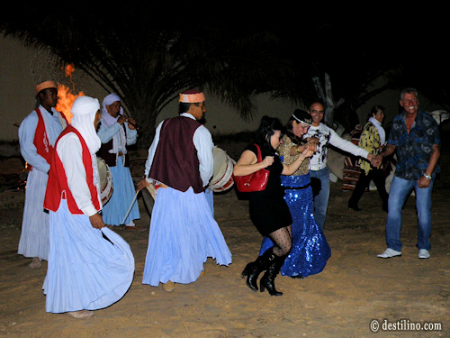 Douz. Souper spectacle de folklore berbère. Les touristes sont invités à participer... sans oublier son sac à main ;o)
