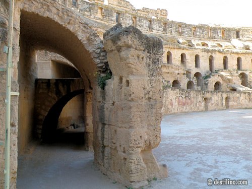 Visite de l'amphithéatre romain El Jem. sous les estrades