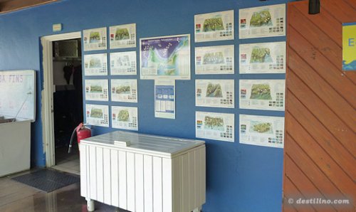 Les sites de plongée affichés sur le mur]