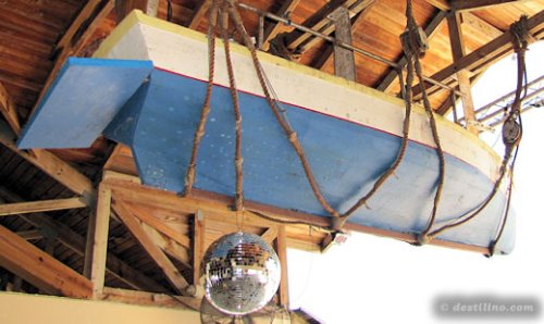 Club Med - Lobby bar (la boule en miroir sous le bateau :o)