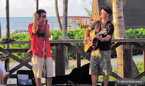 Le Snack bar « Sharkie's », musiciens en fin d'après-midi