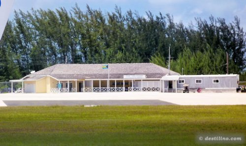 San Salvador (Bahamas) - aérport international (ça ressemble plus à un resto :o)