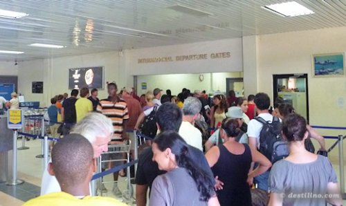 Aéroport PLS - secteur départ - attente pour la sécurité