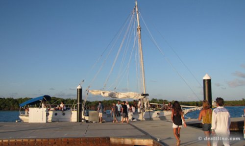 Notre schooner nous attend au bout de la marina