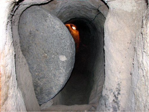 Les énormes roues qui bloquaient l'accès aux tunnels des Romains qui pourchassaient les catholiques