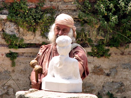 Un sculpteur avec les outils d'antan