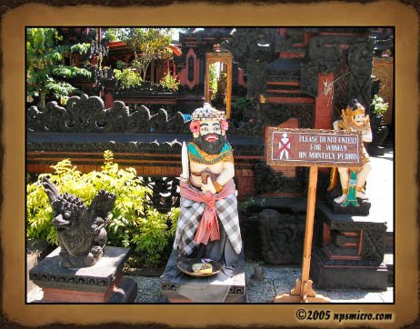 Les femmes dans leur période ne peuvent pénétrer dans un temple à Bali. On retrouve cette affiche devant tous les temples ouverts aux touristes