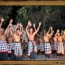 Le Kecak est une danse différente du Barong. Il n'y a pas d'instruments de musique. La trentaine d'hommes qui se trouvent sur la scène font la musique avec leurs bouches (cak...cak...cak...)