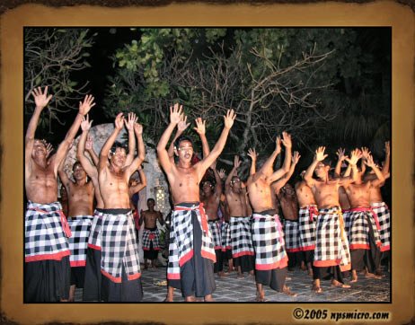Le Kecak est une danse différente du Barong. Il n'y a pas d'instruments de musique. La trentaine d'hommes qui se trouvent sur la scène font la musique avec leurs bouches (cak...cak...cak...)