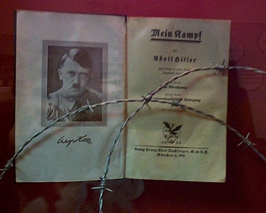 Copie de Mein Kampf au musée de la libération à Nijmegan  (histoire Opération Marché aux fleurs 1944)
