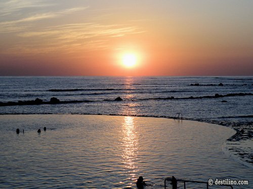 La fameuse piscine d'eau salée Magnifique coucher de soleil dans la mer 