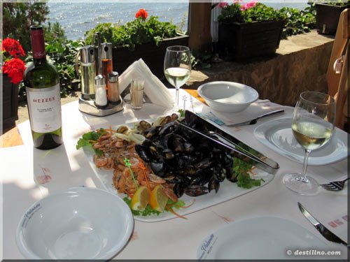 Notre assiette de la mer avec un vin bulgare (les blancs sont meilleurs)
