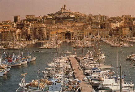 Le vieux port de Marseille et la Basilique Notre-Dame-de-la-Garde surplombant la ville 