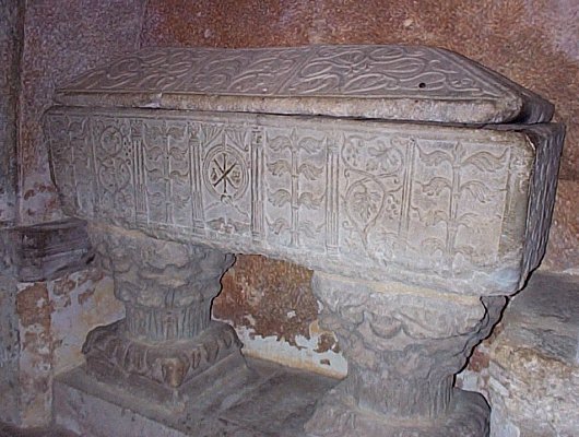 Un tombeau ancien dans l'église abbatiale 