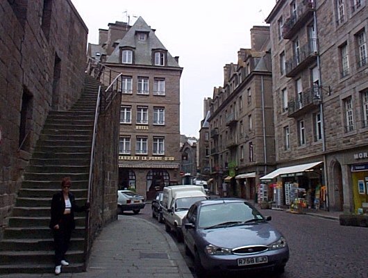 Rue de St-Malo, escalier pour monter sur le remparts 