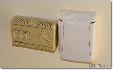 Contrôle pour l'air climatisé et interrupteur pour l'électricité à la chambre (insertion carte) 