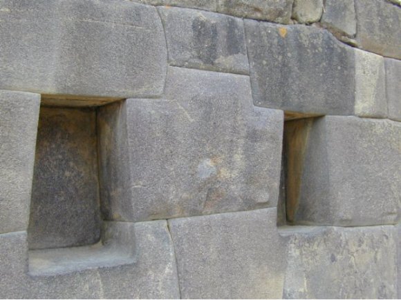 Bel ensemble de pierres taillées et niche trapézoïdes 