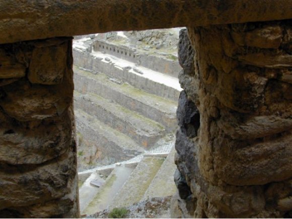 Fenêtre sur la forteresse d'Ollantaytambo 
